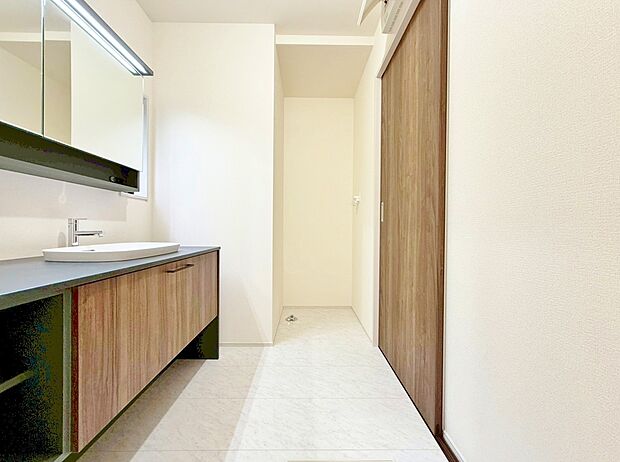 清潔感と心地よさを重視した、上質感漂うパウダールーム。