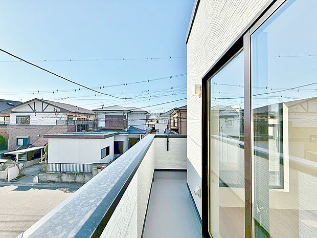 暮らしの中で、光と風を演出してくれるバルコニー。