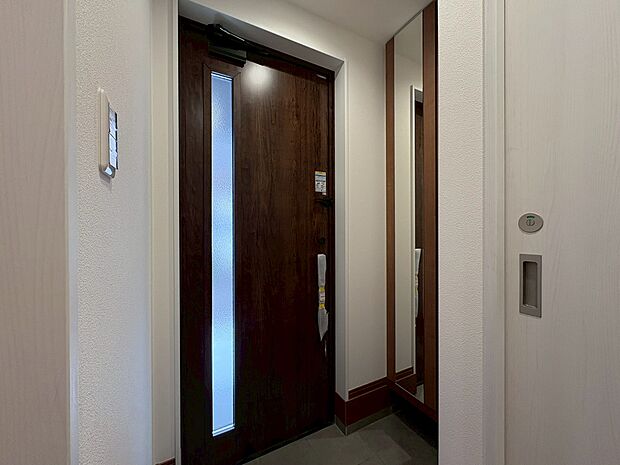 シューズボックスを完備した玄関です。