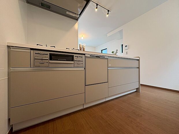 スマートな意匠と充実の機能を備えたキッチンが、暮らしにおいしい彩りを添えます。