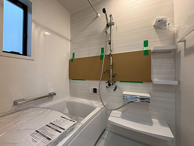 一日の疲れを癒すバスルームは、心地よいリラックスを叶える清潔感溢れる空間です。