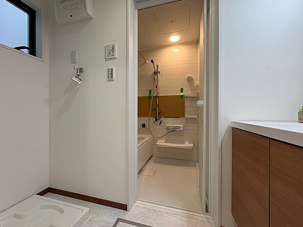 清潔感と心地よさを重視した、上質感漂うパウダールーム。