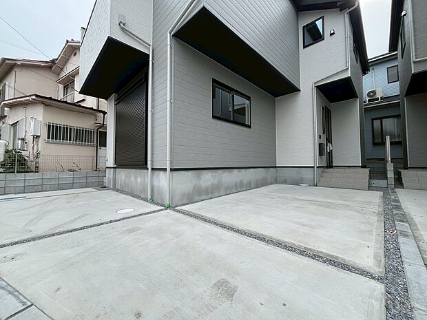 本物件の駐車スペースです。車種制限のある場合もございますので、お気軽にお問い合わせくださいませ。