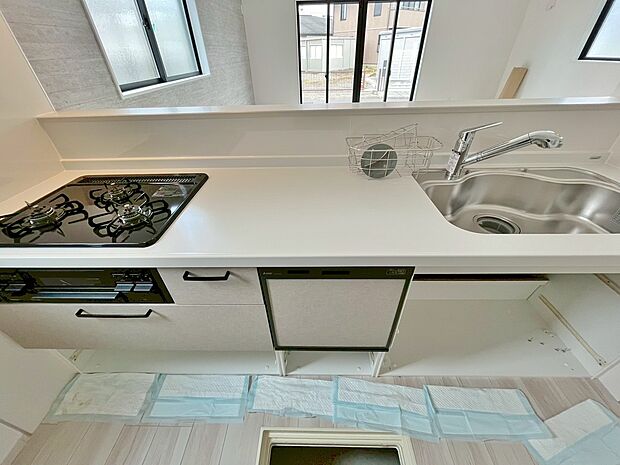 スマートな意匠と充実の機能を備えたキッチンが、暮らしにおいしい彩りを添えます。