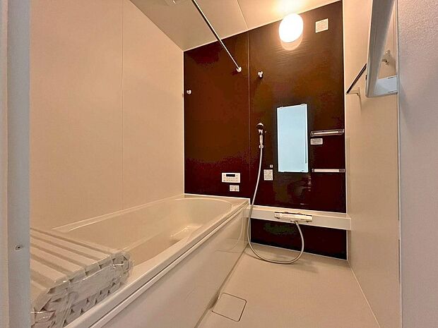 一日の疲れを癒すバスルームは、心地よいリラックスを叶える清潔感溢れる空間です。