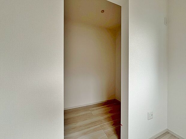 居室にはクローゼットがあり、荷物もスッキリ収納して快適にお過ごしいただけます。