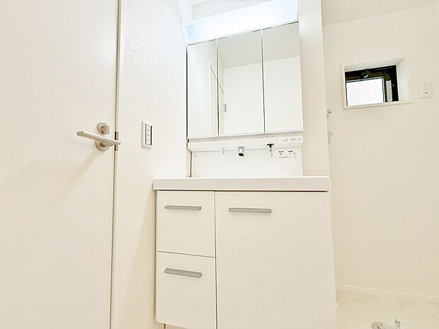 何かと物が増える場所だからこそ、スッキリと見映えの良い空間に。