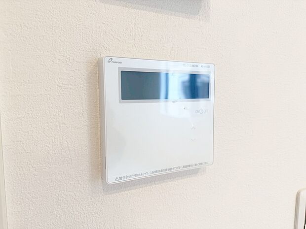 エアコンやファンヒーターより乾燥しにくく、足元からぽかぽか暖まります。