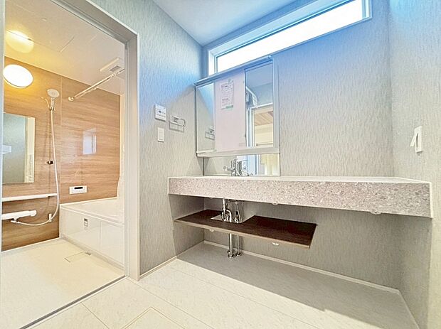 清潔感と心地よさを重視した、上質感漂うパウダールーム。