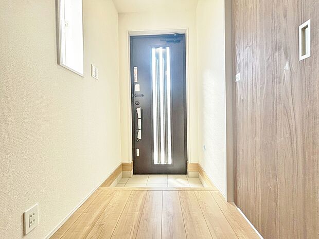 シューズボックスを完備した玄関です。