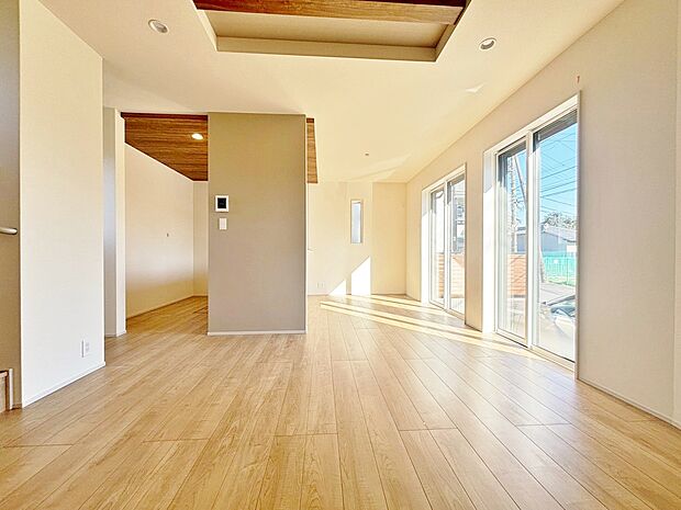 忙しく過ぎゆく日常を置き去るほど、ゆったりした時間が流れるリビング。