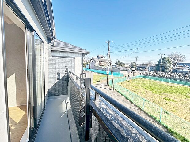 暮らしの中で、光と風を演出してくれるバルコニー。