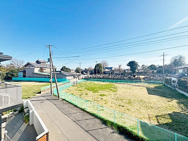 窓を開けると広がる青空。心をリフレッシュして日々を過ごしていきましょう。