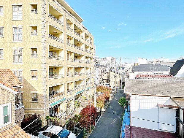 窓を開けると広がる青空。心をリフレッシュして日々を過ごしていきましょう。