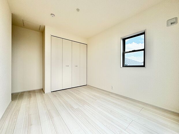 ベッドも十分に設置するスペースがあります。