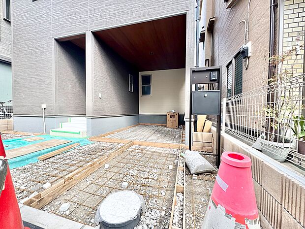 本物件の駐車スペースです。車種制限のある場合もございますので、お気軽にお問い合わせくださいませ。