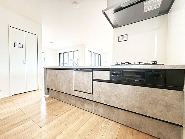 スマートな意匠と充実の機能を備えたキッチンが、暮らしにおいしい彩りを添えます。