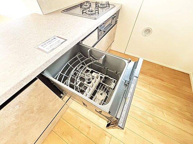 食器洗いの負担を軽減。手荒れを抑えて、節水効果も見込めます。省スペースのビルトインタイプです。