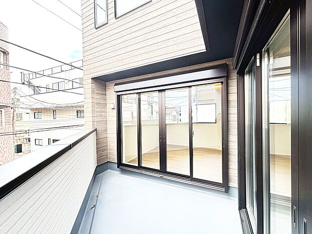 暮らしの中で、光と風を演出してくれるバルコニー。