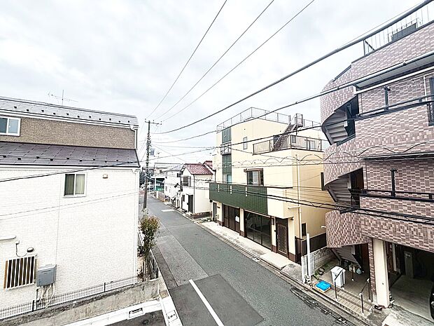 窓を開けると広がる青空。心をリフレッシュして日々を過ごしていきましょう。