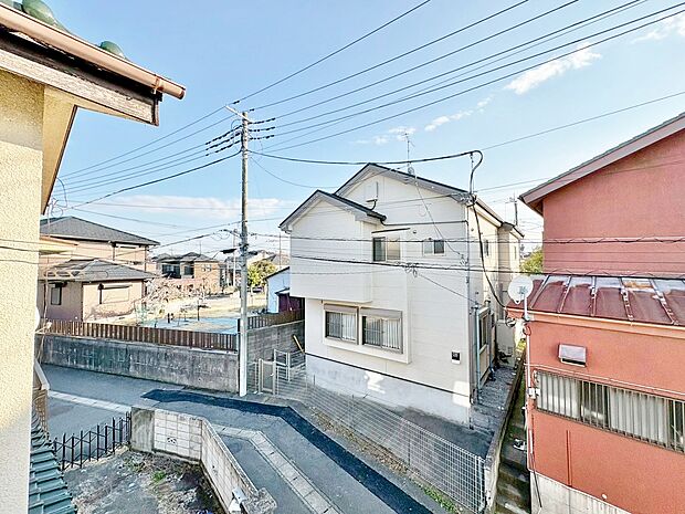 窓を開けると広がる青空。心をリフレッシュして日々を過ごしていきましょう。