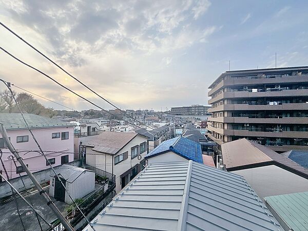 窓を開けると広がる青空。心をリフレッシュして日々を過ごしていきましょう。