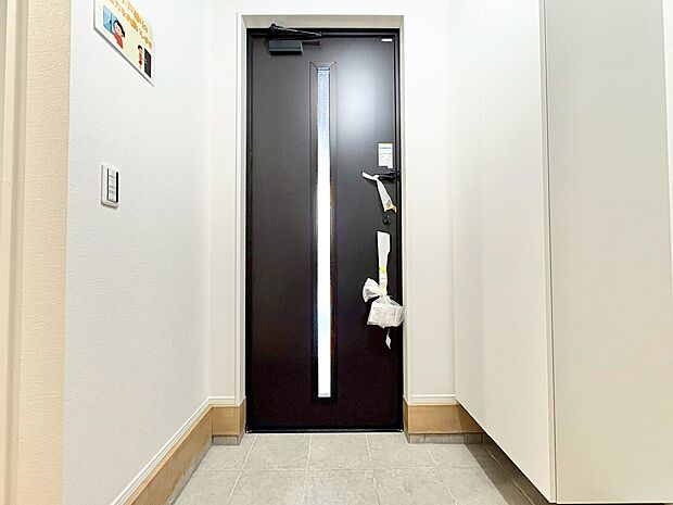 シューズボックスを完備した玄関です。