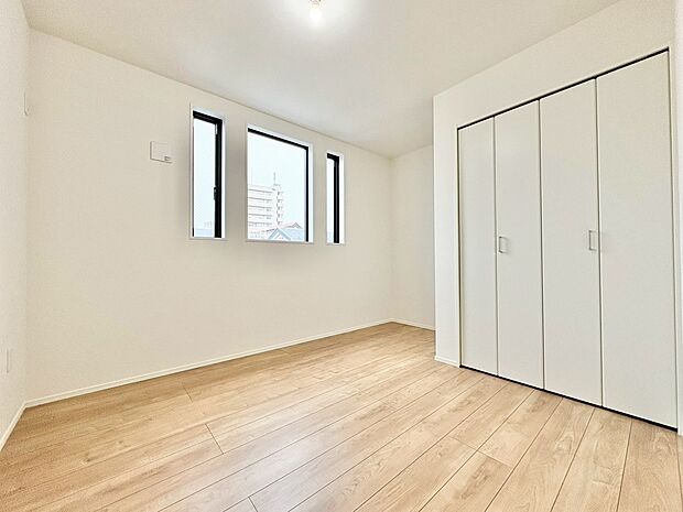 ベッドも十分に設置するスペースがあります。