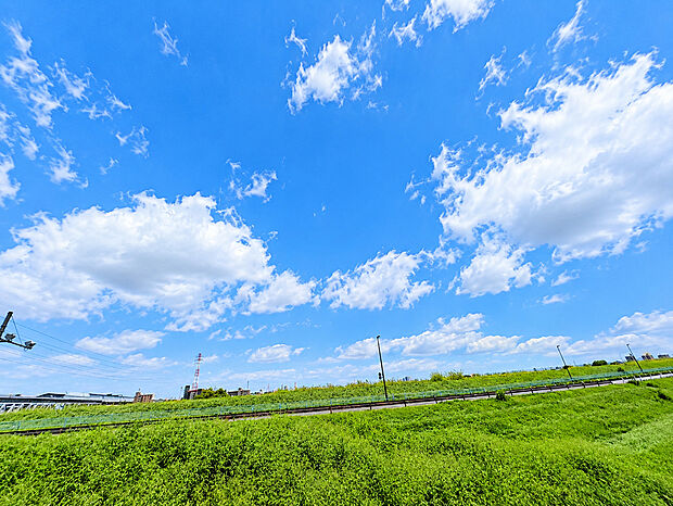 窓を開けると広がる青空。心をリフレッシュして日々を過ごしていきましょう。