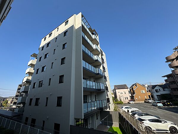 窓を開けると広がる青空。心をリフレッシュして日々を過ごしていきましょう。