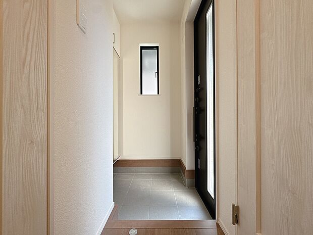 シューズボックスを完備した玄関です。