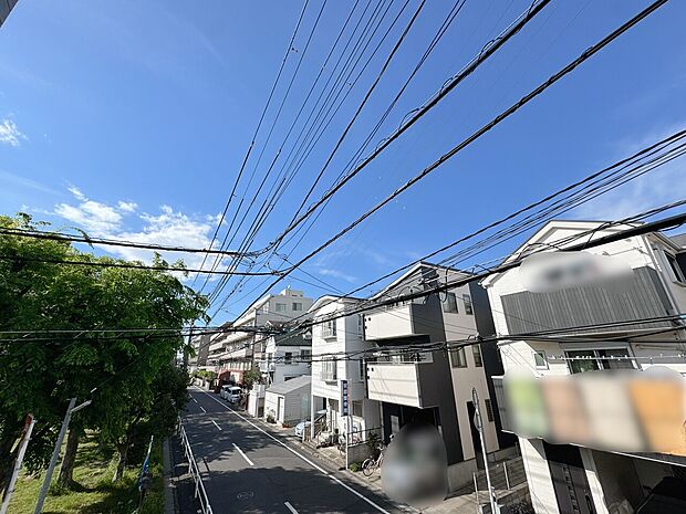 窓を開けると広がる青空。心をリフレッシュして日々を過ごしていきましょう。