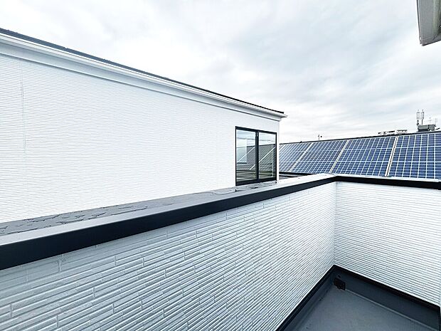 暮らしの中で、光と風を演出してくれるバルコニー。