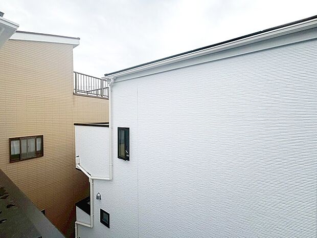 窓を開けると広がる青空。心をリフレッシュして日々を過ごしていきましょう。