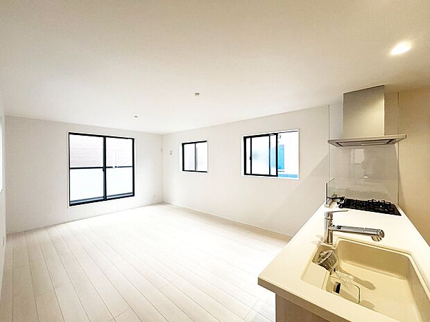 忙しく過ぎゆく日常を置き去るほど、ゆったりした時間が流れるリビング。