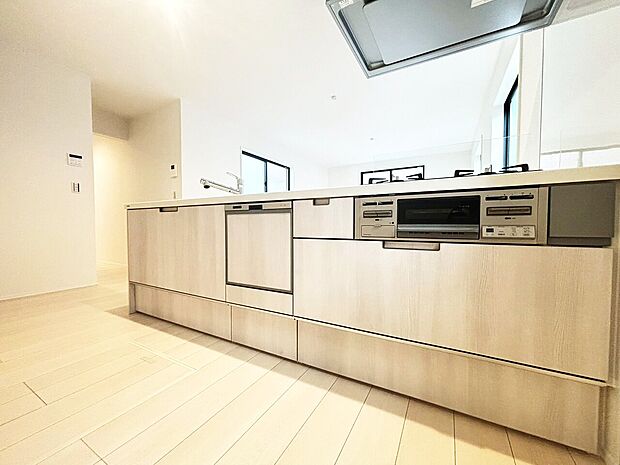 スマートな意匠と充実の機能を備えたキッチンが、暮らしにおいしい彩りを添えます。