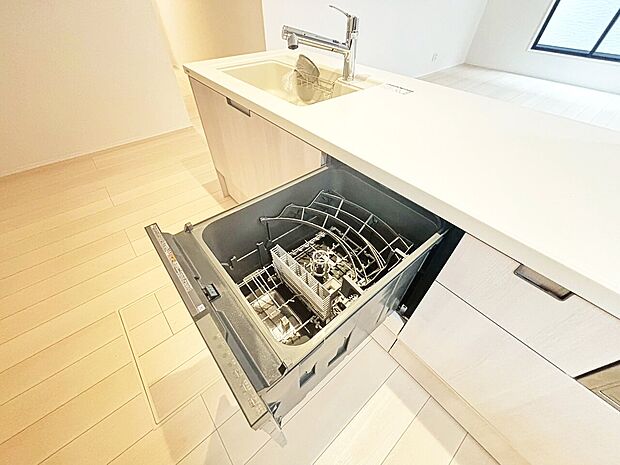 食器洗いの負担を軽減。手荒れを抑えて、節水効果も見込めます。省スペースのビルトインタイプです。