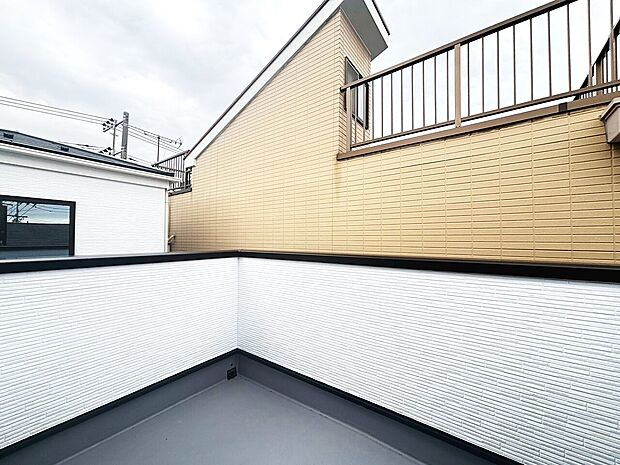 暮らしの中で、光と風を演出してくれるバルコニー。