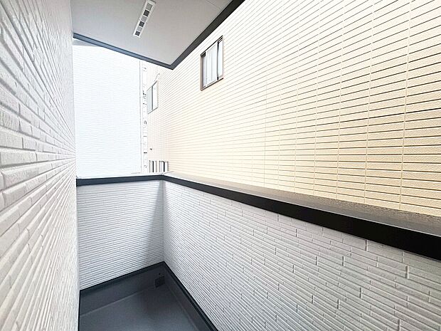 窓を開けると広がる青空。心をリフレッシュして日々を過ごしていきましょう。