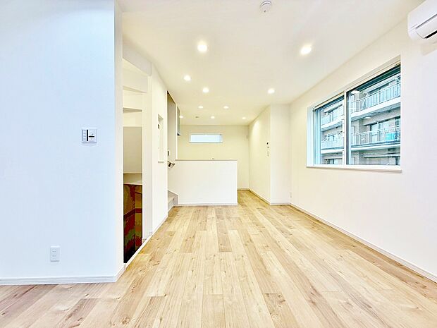 忙しく過ぎゆく日常を置き去るほど、ゆったりした時間が流れるリビング。