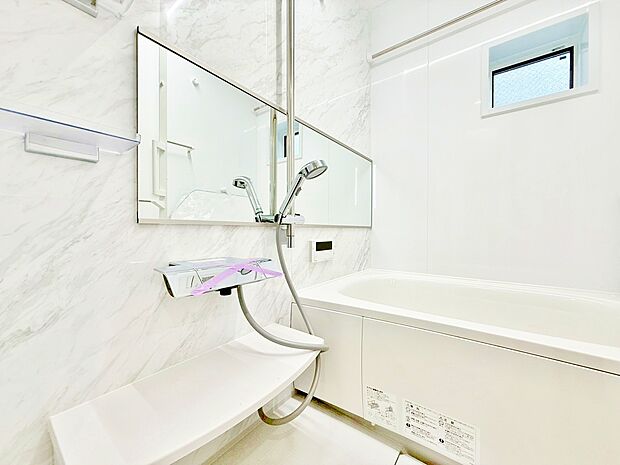 一日の疲れを癒すバスルームは、心地よいリラックスを叶える清潔感溢れる空間です。