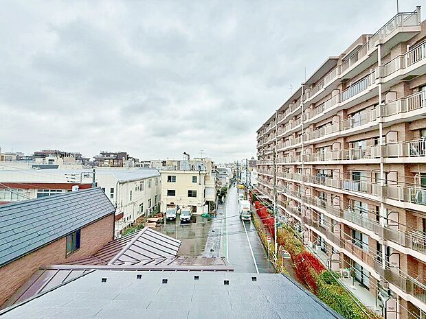 窓を開けると広がる青空。心をリフレッシュして日々を過ごしていきましょう。