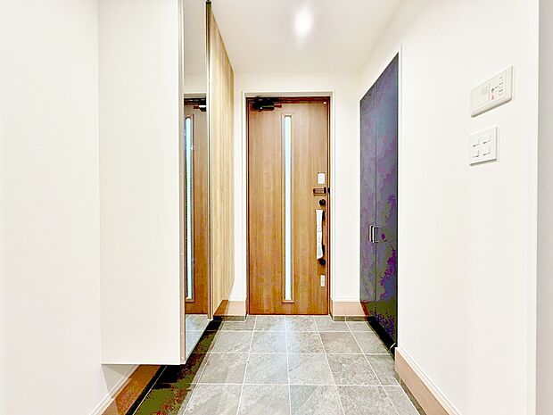 シューズボックスを完備した玄関です。