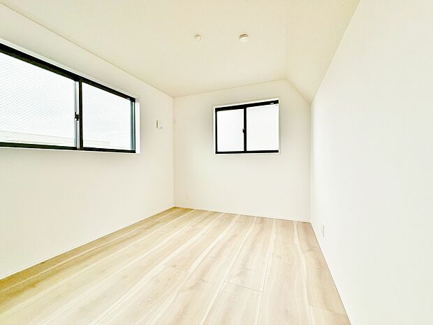 ベッドも十分に設置するスペースがあります。