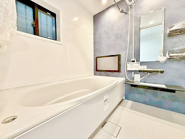 一日の疲れを癒すバスルームは、心地よいリラックスを叶える清潔感溢れる空間です。