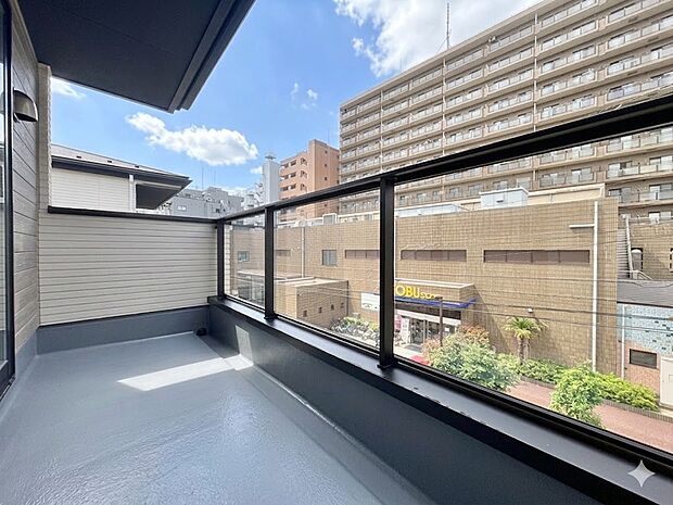 暮らしの中で、光と風を演出してくれるバルコニー。