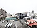 頬をなでる、優...