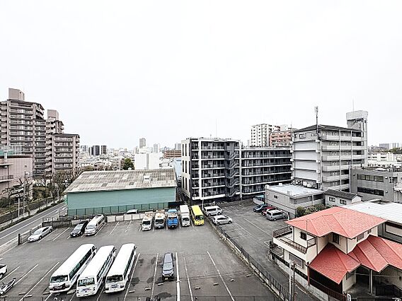 頬をなでる、優...