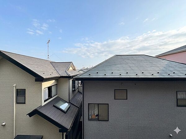 窓を開けると広がる青空。心をリフレッシュして日々を過ごしていきましょう。