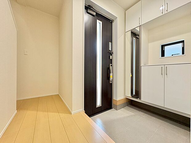 シューズボックスを完備した玄関です。